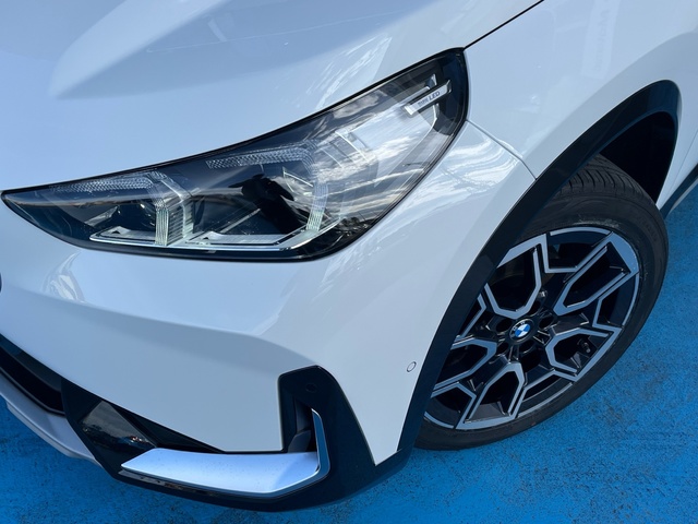 BMW X1 sDrive18d color Blanco. Año 2023. 110KW(150CV). Diésel. En concesionario Grünblau Motor (Bmw y Mini) de Cantabria