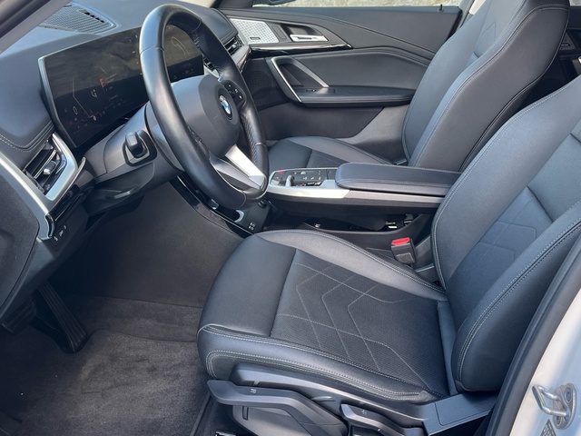 BMW X1 sDrive18d color Blanco. Año 2023. 110KW(150CV). Diésel. En concesionario Grünblau Motor (Bmw y Mini) de Cantabria