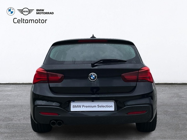 BMW Serie 1 120i color Negro. Año 2019. 135KW(184CV). Gasolina. En concesionario Celtamotor Caldas Reis de Pontevedra