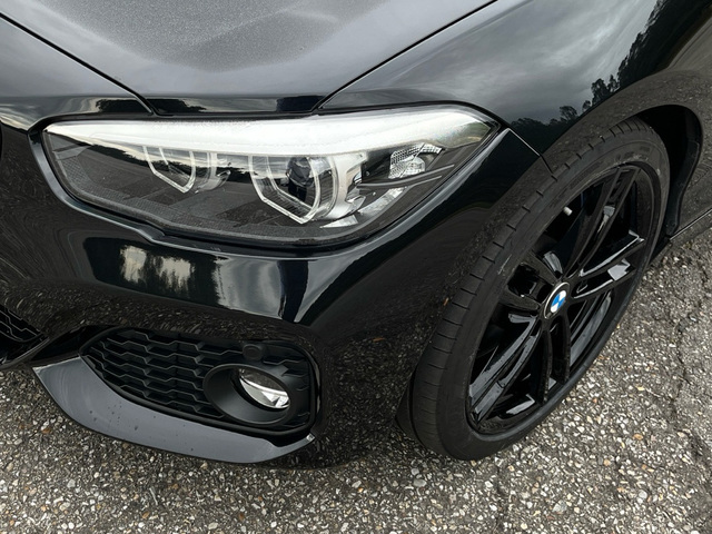 BMW Serie 1 120i color Negro. Año 2019. 135KW(184CV). Gasolina. En concesionario Celtamotor Caldas Reis de Pontevedra