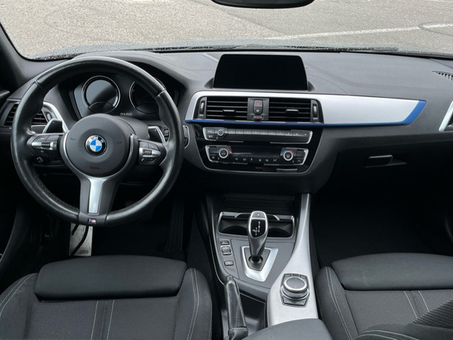 BMW Serie 1 120i color Negro. Año 2019. 135KW(184CV). Gasolina. En concesionario Celtamotor Caldas Reis de Pontevedra