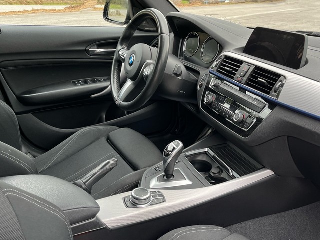 BMW Serie 1 120i color Negro. Año 2019. 135KW(184CV). Gasolina. En concesionario Celtamotor Caldas Reis de Pontevedra