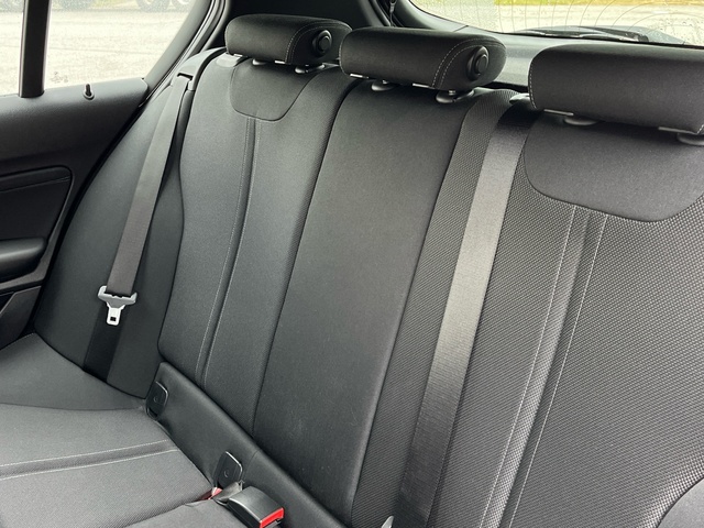 BMW Serie 1 120i color Negro. Año 2019. 135KW(184CV). Gasolina. En concesionario Celtamotor Caldas Reis de Pontevedra