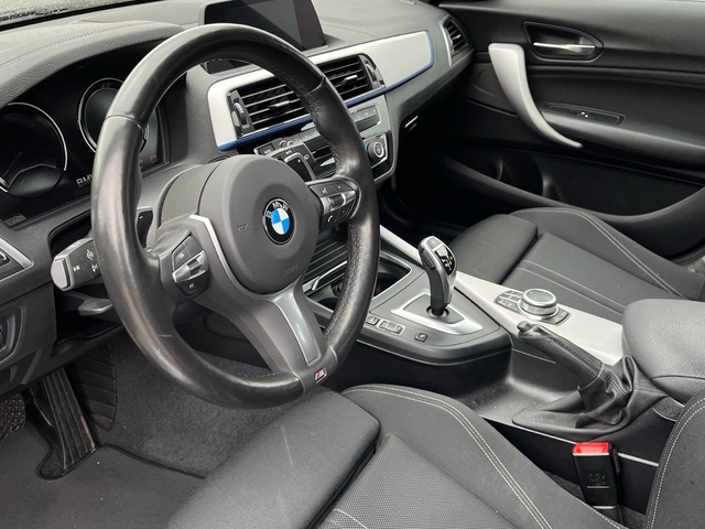 BMW Serie 1 120i color Negro. Año 2019. 135KW(184CV). Gasolina. En concesionario Celtamotor Caldas Reis de Pontevedra