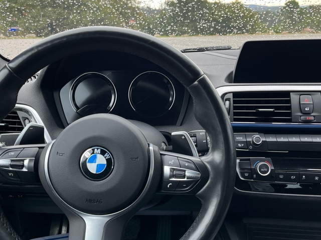 BMW Serie 1 120i color Negro. Año 2019. 135KW(184CV). Gasolina. En concesionario Celtamotor Caldas Reis de Pontevedra
