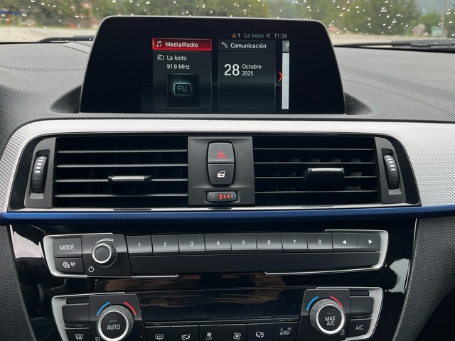 BMW Serie 1 120i color Negro. Año 2019. 135KW(184CV). Gasolina. En concesionario Celtamotor Caldas Reis de Pontevedra