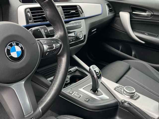 BMW Serie 1 120i color Negro. Año 2019. 135KW(184CV). Gasolina. En concesionario Celtamotor Caldas Reis de Pontevedra