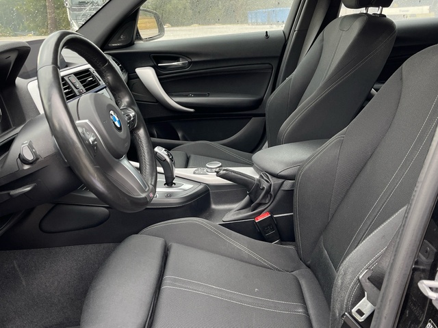 BMW Serie 1 120i color Negro. Año 2019. 135KW(184CV). Gasolina. En concesionario Celtamotor Caldas Reis de Pontevedra