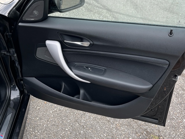 BMW Serie 1 120i color Negro. Año 2019. 135KW(184CV). Gasolina. En concesionario Celtamotor Caldas Reis de Pontevedra