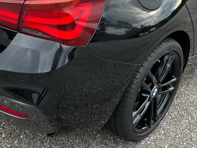 BMW Serie 1 120i color Negro. Año 2019. 135KW(184CV). Gasolina. En concesionario Celtamotor Caldas Reis de Pontevedra