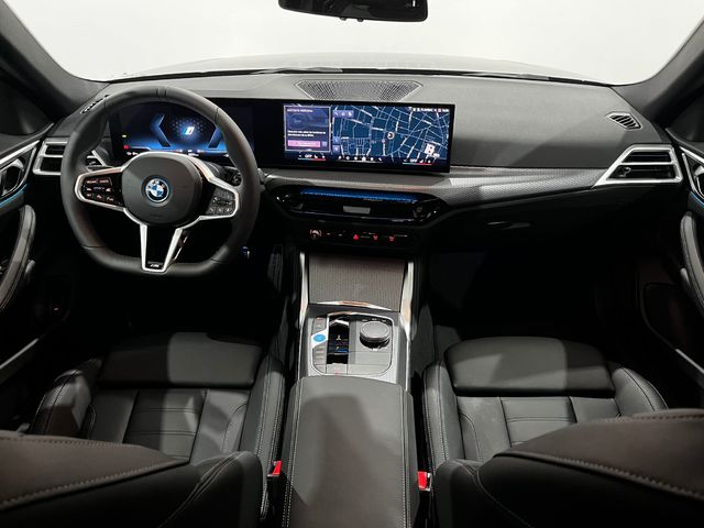 BMW i4 eDrive40 color Negro. Año 2025. 250KW(340CV). Eléctrico. En concesionario Unicars Ponent de Lleida