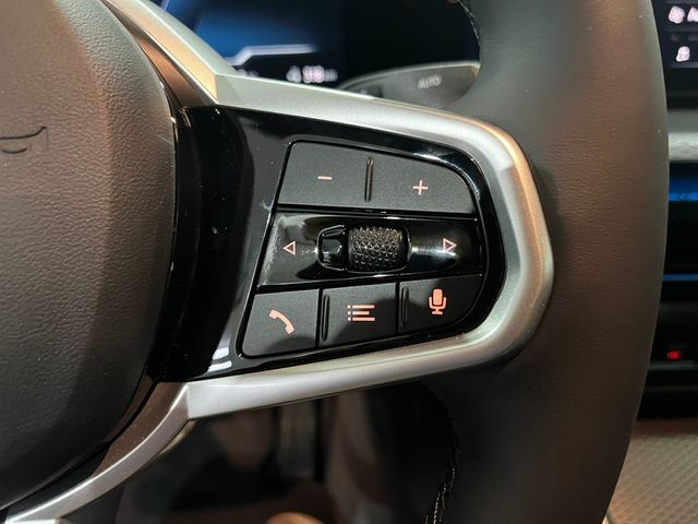 BMW i4 eDrive40 color Negro. Año 2025. 250KW(340CV). Eléctrico. En concesionario Unicars Ponent de Lleida
