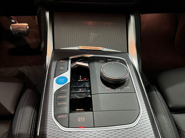 BMW i4 eDrive40 color Negro. Año 2025. 250KW(340CV). Eléctrico. En concesionario Unicars Ponent de Lleida