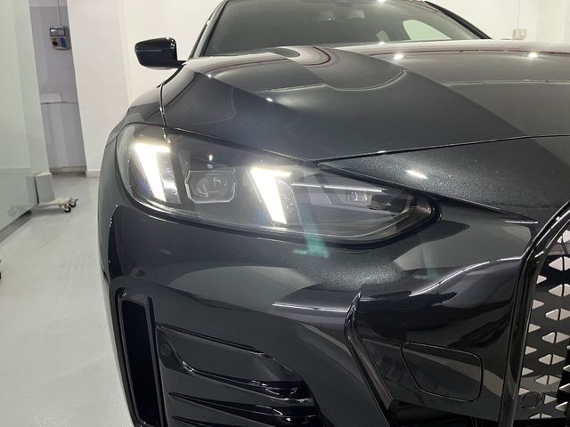 BMW i4 eDrive40 color Negro. Año 2025. 250KW(340CV). Eléctrico. En concesionario Unicars Ponent de Lleida