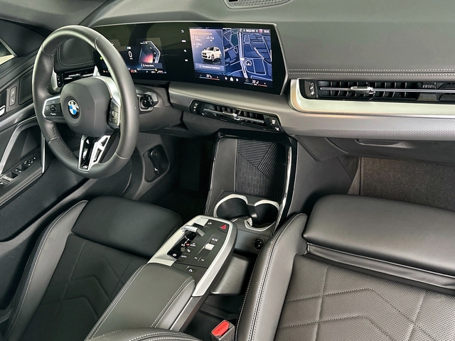 BMW X1 sDrive18d color Blanco. Año 2025. 110KW(150CV). Diésel. En concesionario Triocar Gijón (Bmw y Mini) de Asturias
