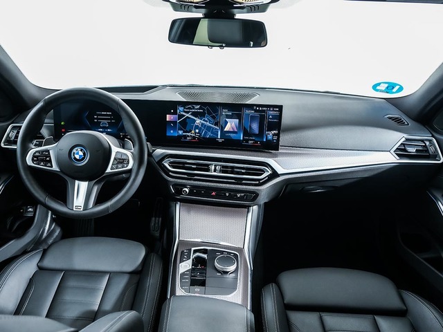 BMW Serie 3 330e Touring color Gris. Año 2024. 215KW(292CV). Híbrido Electro/Gasolina. En concesionario Oliva Motor Tarragona de Tarragona