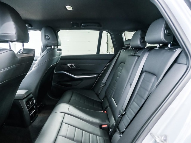 BMW Serie 3 330e Touring color Gris. Año 2024. 215KW(292CV). Híbrido Electro/Gasolina. En concesionario Oliva Motor Tarragona de Tarragona