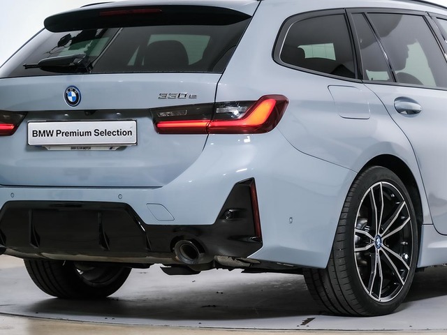 BMW Serie 3 330e Touring color Gris. Año 2024. 215KW(292CV). Híbrido Electro/Gasolina. En concesionario Oliva Motor Tarragona de Tarragona