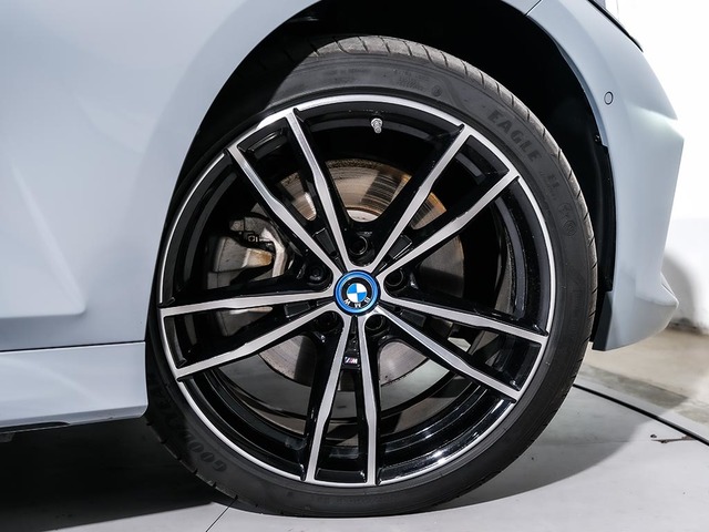 BMW Serie 3 330e Touring color Gris. Año 2024. 215KW(292CV). Híbrido Electro/Gasolina. En concesionario Oliva Motor Tarragona de Tarragona