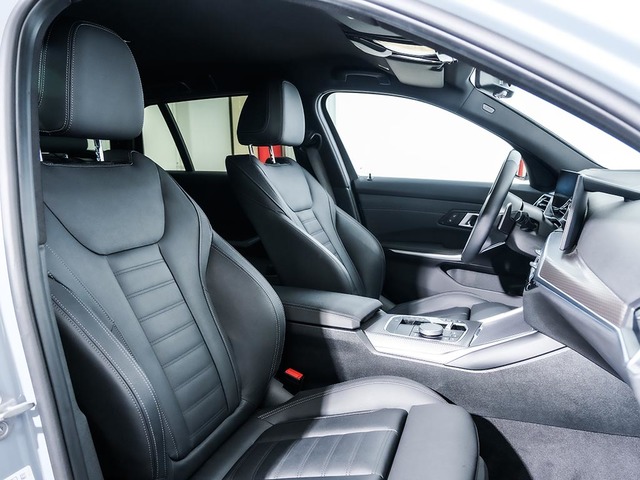 BMW Serie 3 330e Touring color Gris. Año 2024. 215KW(292CV). Híbrido Electro/Gasolina. En concesionario Oliva Motor Tarragona de Tarragona