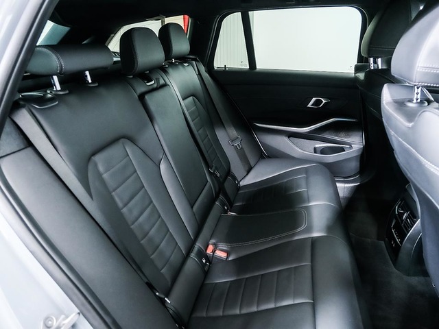 BMW Serie 3 330e Touring color Gris. Año 2024. 215KW(292CV). Híbrido Electro/Gasolina. En concesionario Oliva Motor Tarragona de Tarragona