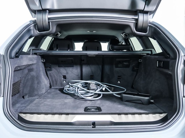 BMW Serie 3 330e Touring color Gris. Año 2024. 215KW(292CV). Híbrido Electro/Gasolina. En concesionario Oliva Motor Tarragona de Tarragona