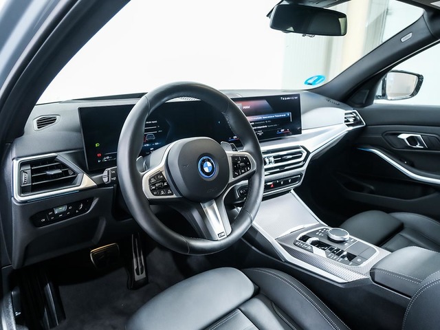 BMW Serie 3 330e Touring color Gris. Año 2024. 215KW(292CV). Híbrido Electro/Gasolina. En concesionario Oliva Motor Tarragona de Tarragona