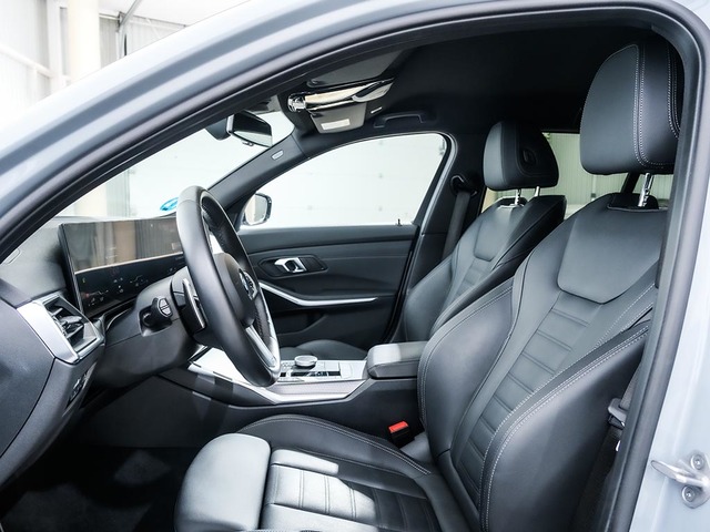 BMW Serie 3 330e Touring color Gris. Año 2024. 215KW(292CV). Híbrido Electro/Gasolina. En concesionario Oliva Motor Tarragona de Tarragona