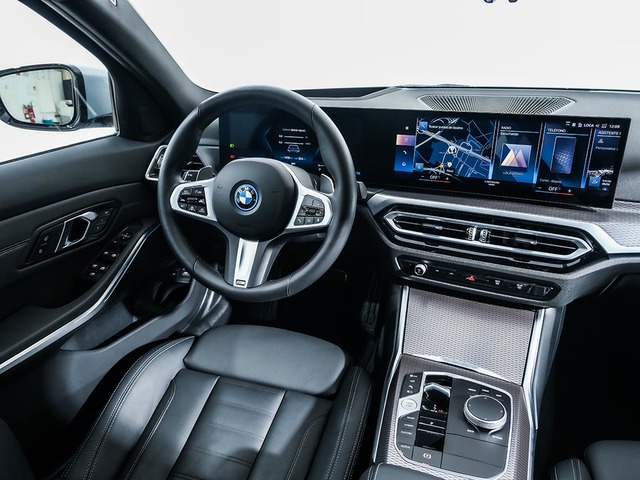 BMW Serie 3 330e Touring color Gris. Año 2024. 215KW(292CV). Híbrido Electro/Gasolina. En concesionario Oliva Motor Tarragona de Tarragona