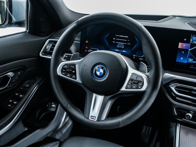 BMW Serie 3 330e Touring color Gris. Año 2024. 215KW(292CV). Híbrido Electro/Gasolina. En concesionario Oliva Motor Tarragona de Tarragona