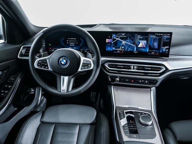 BMW Serie 3 330e Touring color Gris. Año 2024. 215KW(292CV). Híbrido Electro/Gasolina. En concesionario Oliva Motor Tarragona de Tarragona