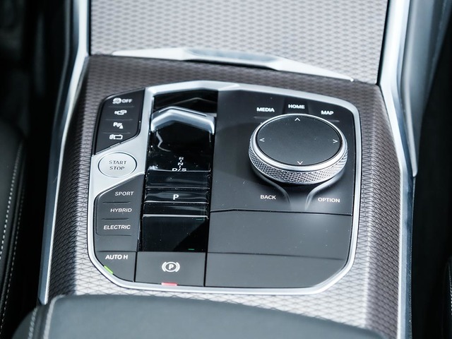 BMW Serie 3 330e Touring color Gris. Año 2024. 215KW(292CV). Híbrido Electro/Gasolina. En concesionario Oliva Motor Tarragona de Tarragona