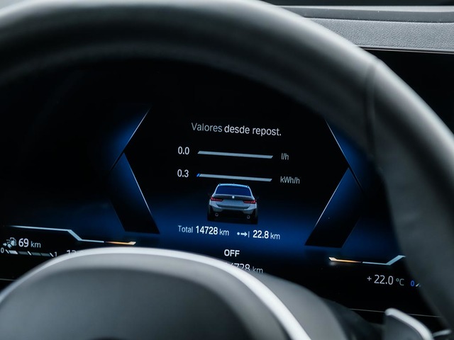 BMW Serie 3 330e Touring color Gris. Año 2024. 215KW(292CV). Híbrido Electro/Gasolina. En concesionario Oliva Motor Tarragona de Tarragona