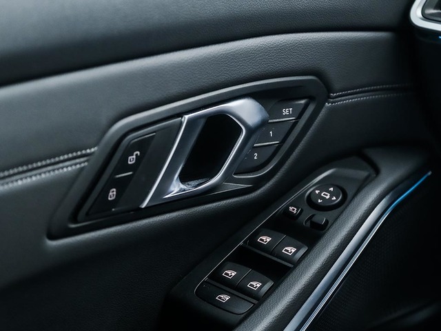 BMW Serie 3 330e Touring color Gris. Año 2024. 215KW(292CV). Híbrido Electro/Gasolina. En concesionario Oliva Motor Tarragona de Tarragona