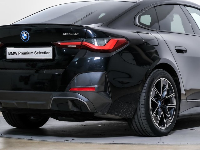 BMW i4 eDrive40 color Negro. Año 2025. 250KW(340CV). Eléctrico. En concesionario Oliva Motor Tarragona de Tarragona