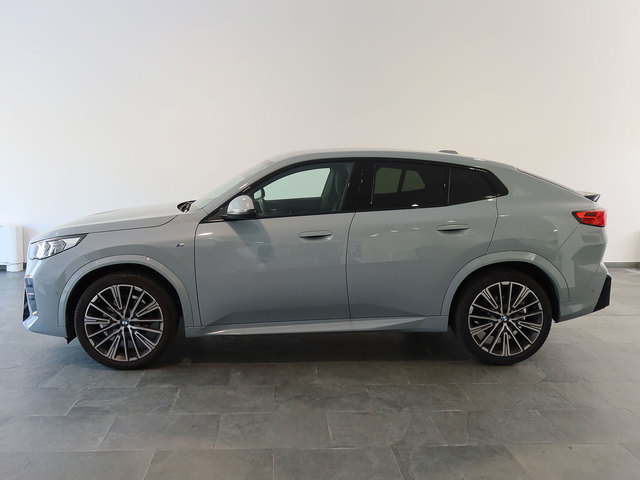 BMW X2 sDrive18d color Gris. Año 2025. 110KW(150CV). Diésel. En concesionario Autogal de Ourense