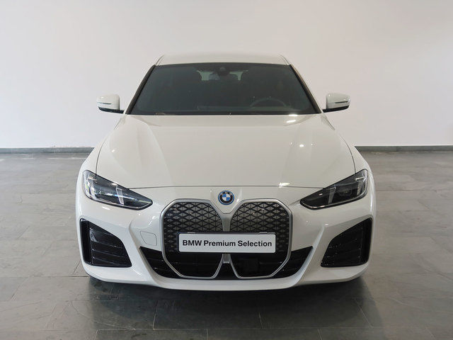 BMW i4 eDrive40 color Blanco. Año 2025. 250KW(340CV). Eléctrico. En concesionario Autogal de Ourense