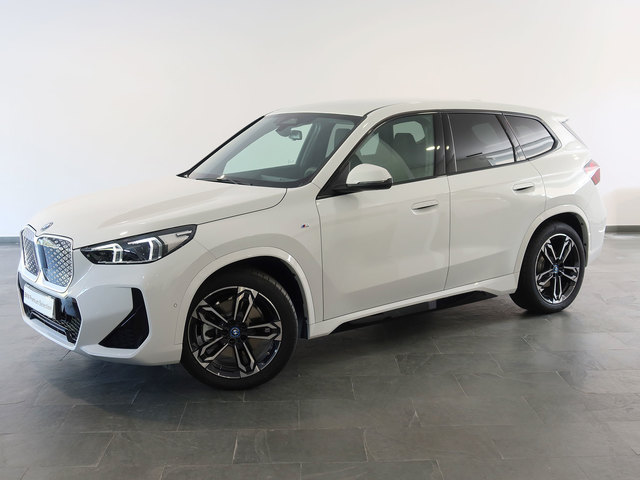 BMW iX1 xDrive30 color Blanco. Año 2025. 230KW(313CV). Eléctrico. En concesionario Autogal de Ourense