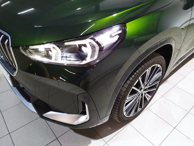 BMW X1 sDrive18i color Verde. Año 2024. 100KW(136CV). Gasolina. En concesionario Hispamovil Elche de Alicante
