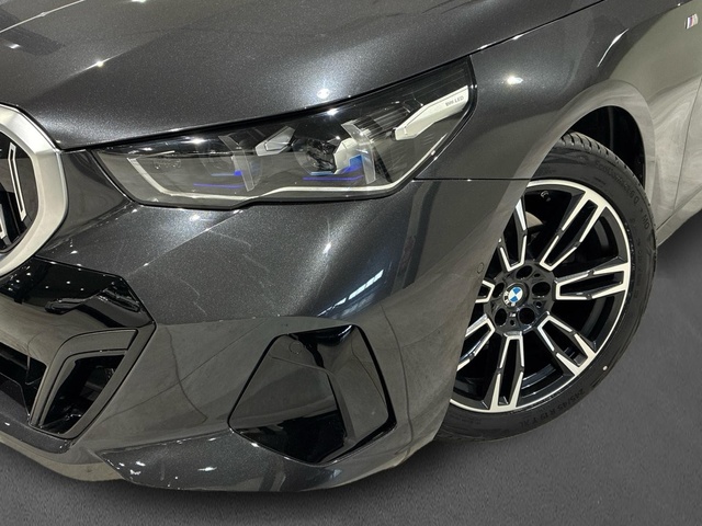 BMW Serie 5 520d color Gris. Año 2024. 145KW(197CV). Diésel. En concesionario BMW Marcos Automoción de Valencia
