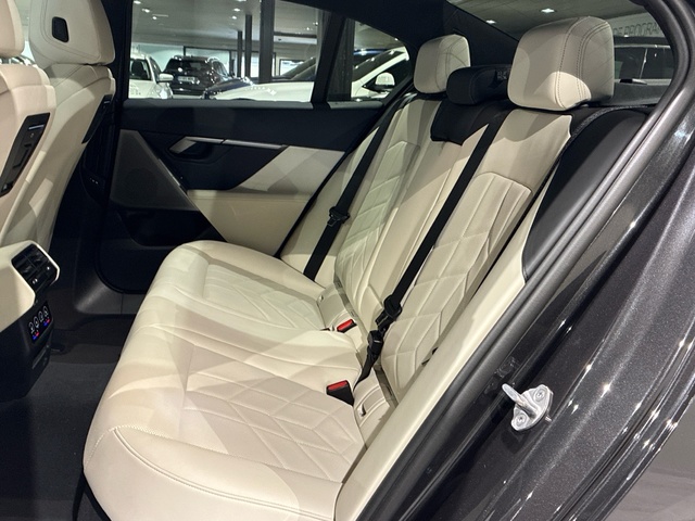 BMW Serie 5 520d color Gris. Año 2024. 145KW(197CV). Diésel. En concesionario BMW Marcos Automoción de Valencia