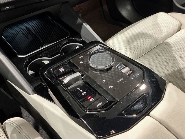 BMW Serie 5 520d color Gris. Año 2024. 145KW(197CV). Diésel. En concesionario BMW Marcos Automoción de Valencia