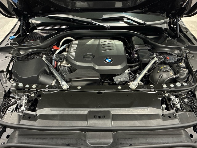 BMW Serie 5 520d color Gris. Año 2024. 145KW(197CV). Diésel. En concesionario BMW Marcos Automoción de Valencia