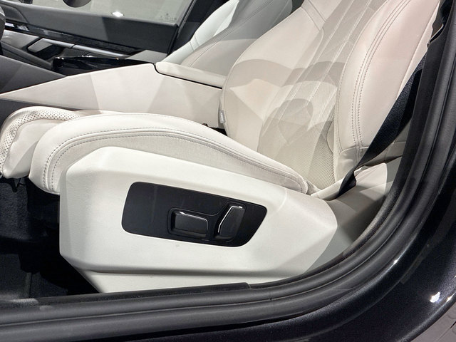 BMW Serie 5 520d color Gris. Año 2024. 145KW(197CV). Diésel. En concesionario BMW Marcos Automoción de Valencia