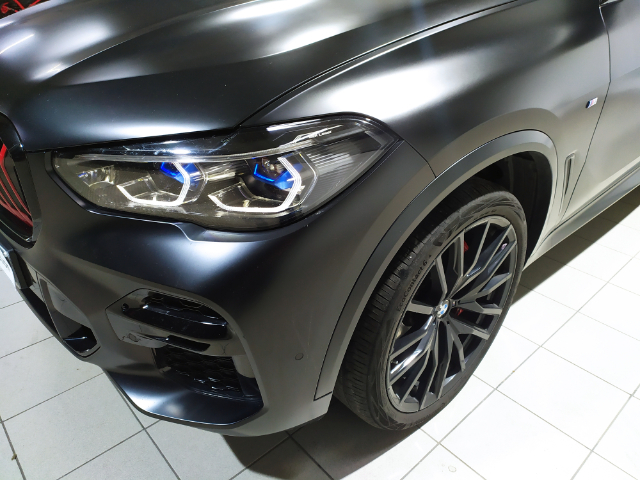 BMW X5 xDrive40i color Negro. Año 2022. 250KW(340CV). Gasolina. En concesionario Hispamovil Elche de Alicante