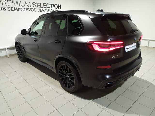 BMW X5 xDrive40i color Negro. Año 2022. 250KW(340CV). Gasolina. En concesionario Hispamovil Elche de Alicante