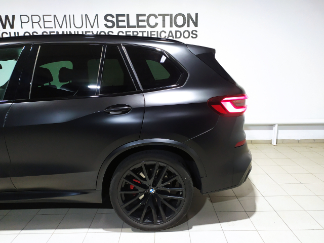 BMW X5 xDrive40i color Negro. Año 2022. 250KW(340CV). Gasolina. En concesionario Hispamovil Elche de Alicante