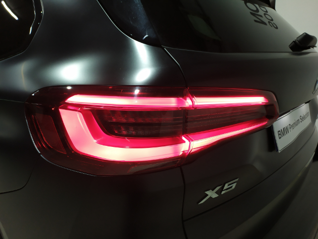 BMW X5 xDrive40i color Negro. Año 2022. 250KW(340CV). Gasolina. En concesionario Hispamovil Elche de Alicante