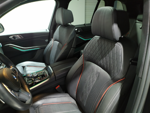 BMW X5 xDrive40i color Negro. Año 2022. 250KW(340CV). Gasolina. En concesionario Hispamovil Elche de Alicante