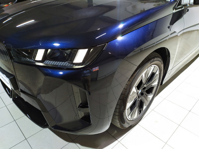 BMW iX xDrive45 color Negro. Año 2025. 300KW(408CV). Eléctrico. En concesionario Hispamovil Elche de Alicante